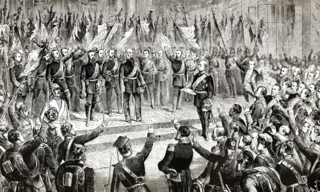 Eine jubelnde Menge winkt Fahnen. Im Vordergrund stehen Männer in Uniform, die an die negative Integration Bismarcks erinnern.