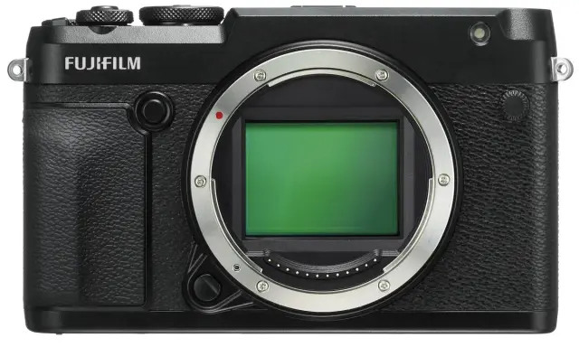 Cámara Fujifilm GFX 50R negra, con sensor verde visible y montura plateada.