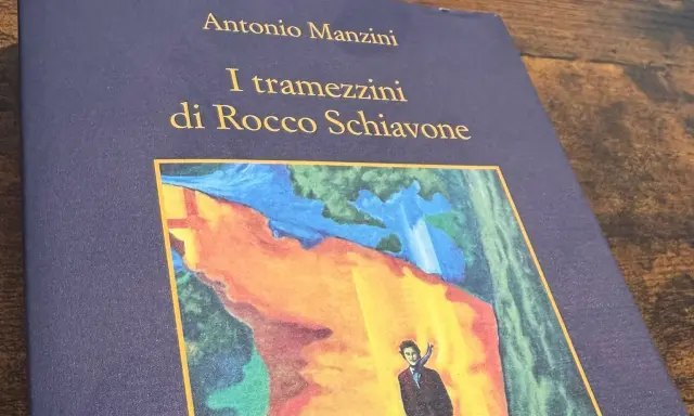 Copertina del **manzini ultimo libro**, "I tramezzini di Rocco Schiavone", con un'illustrazione astratta e un uomo in primo piano.