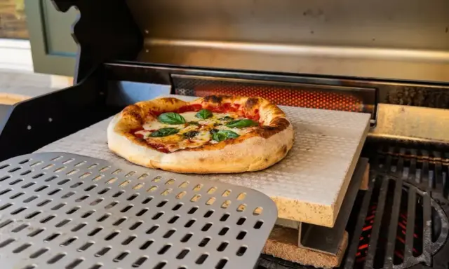 Pizza auf Pizzastein im Backofen, bereit zum Servieren. Eine Anleitung für den perfekten Pizzagenuss.