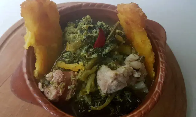 Un saporito piatto di verdure selvatiche con salsiccia e polenta fritta, un classico tra i piatti tipici Avellino.