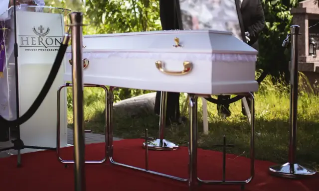 Dziecko na pogrzebie: wiek czy dojrzałość? Poradnik dla rodziców