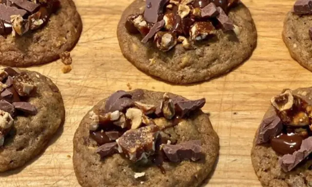 Délicieux cookies faits maison, parfaits pour une recette cookies noisette chocolat. Ils sont garnis de morceaux de chocolat et de noisettes concassées.
