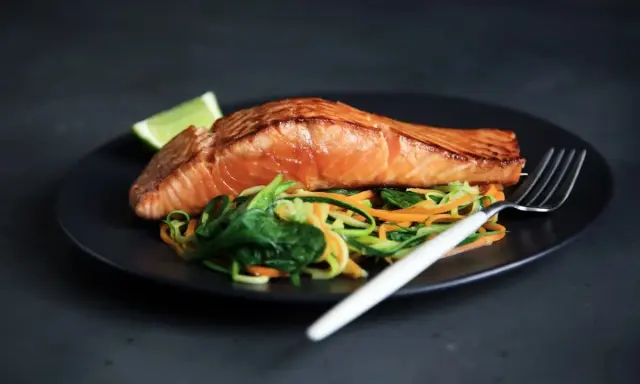 Salmone succulento su letto di verdure miste, un piatto da provare nelle migliori rimini restauracje.
