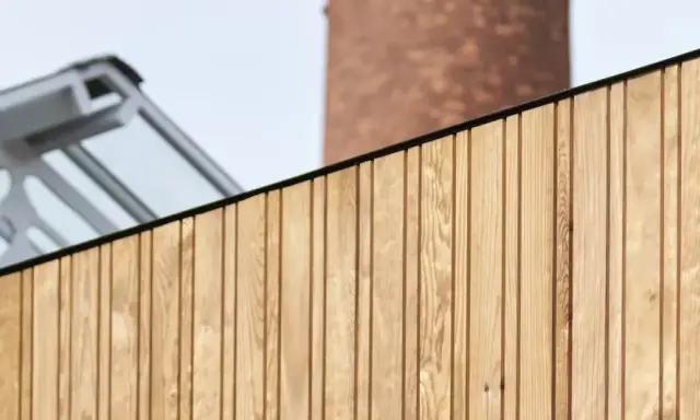 Fachada de madera y estructura acristalada, ideal para proyectos de subvenciones eficiencia energética Galicia.
