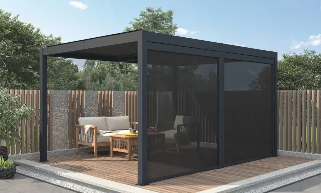 Une veranda bioclimatique, c'est quoi ? Un espace extérieur moderne avec salon, table et pare-soleil, idéal pour profiter du jardin.