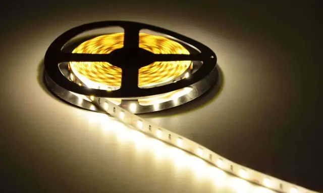 Zwijana taśma LED SMD 5630, świecąca ciepłym białym światłem. Idealna do tworzenia nastrojowego oświetlenia.