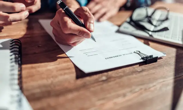 Firma de contrato de alquiler de vivienda. Se discuten los tipos de alquiler de vivienda.