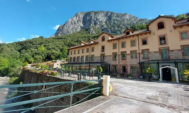 La Hermida balneario: Relájate y sana con aguas termales únicas