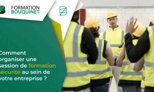 Un formateur explique les consignes de sécurité à une équipe en tenue de travail. Une formation sécurité en entreprise est essentielle.