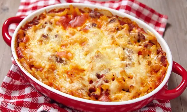 Pyszna zapiekanka makaronowa z mięsem mielonym, pokryta ciągnącym się, złotym serem. Idealna na rodzinny obiad.