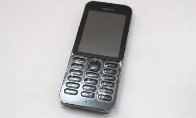 Nokia najnowszy model, klasyczny telefon z klawiaturą numeryczną i ekranem.