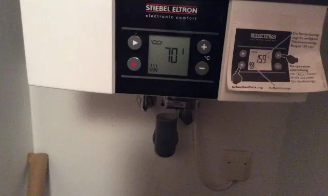 Stiebel Eltron Durchlauferhitzer mit Anzeige 70°C. Entkalken ist wichtig für die Leistung.