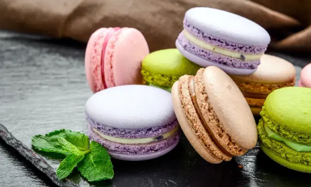 Douceurs colorées, ces macarons évoquent les spécialités parisiennes. Une touche de menthe et une gousse de vanille complètent ce tableau gourmand.