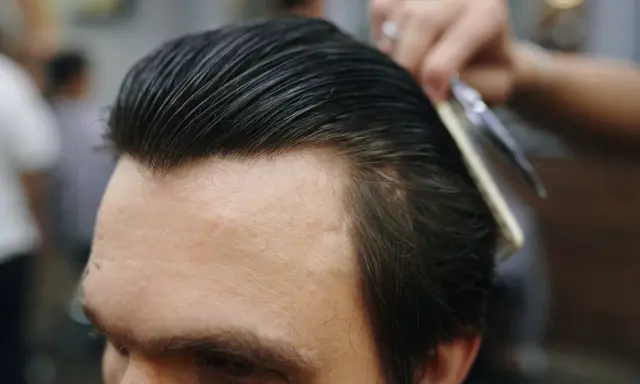 Profesjonalny styling włosów: grzebień i nożyczki w akcji, tworząc idealną fryzurę.