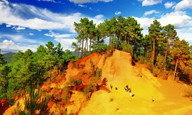 Sentieri color ocra e verdi boschi: ecco cosa vedere a Roussillon, un paesaggio unico nel sud della Francia.