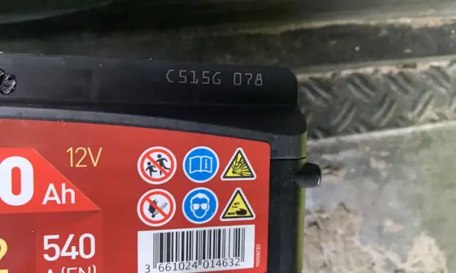 Jak odczytać rok produkcji akumulatora? Na obudowie widoczny kod C515G 078.