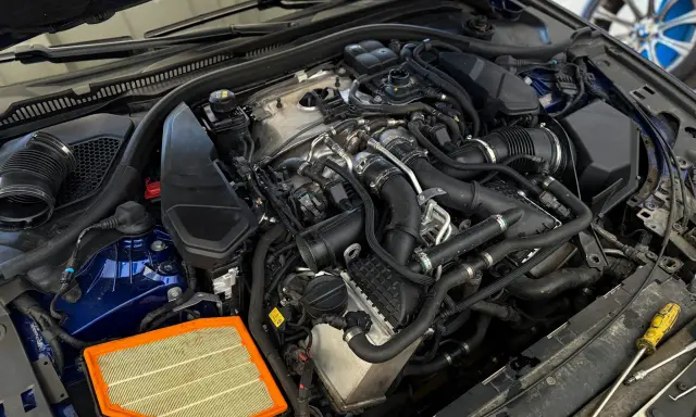 Silnik BMW z nowym filtrem powietrza. Czy części do BMW są drogie? Zależy od części, ale ten filtr to niewielki wydatek.