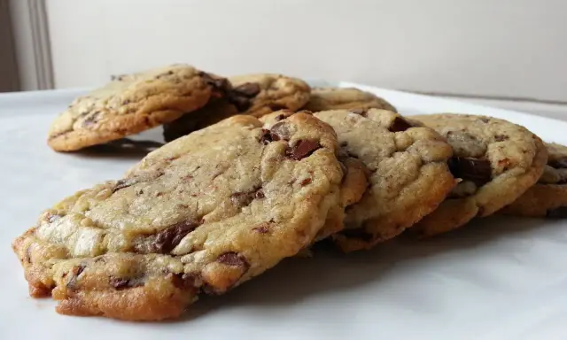Une assiette de cookies moelleux aux pépites de chocolat, prêts à être dégustés.