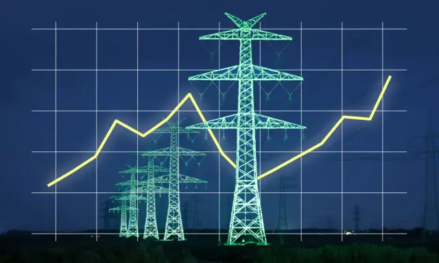 Strommasten im Abendlicht, überlagert von einem steigenden Graphen. Ein Symbol für die Energiewende in Deutschland und den Ausbau erneuerbarer Energien.