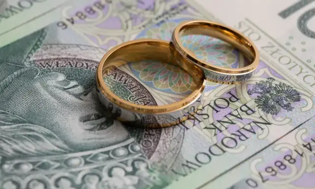Dwa obrączki na banknocie 100 zł. Zastanawiasz się, ile dać na ślub cywilny bez wesela?