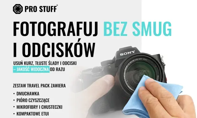 Ręka czyści obiektyw aparatu Sony niebieską mikrofibrą. Hasło "Fotografuj bez smug i odcisków" podkreśla znaczenie czyszczenia obiektywu dla jakości zdjęć.