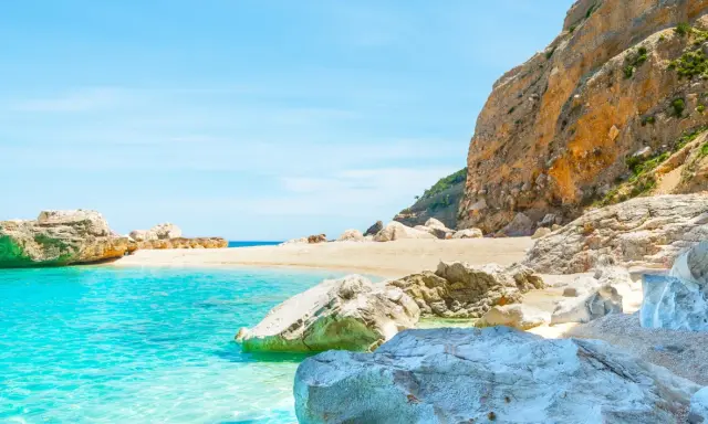 Cala Mariolu na Sardynii: turkusowa woda, piaszczysta plaża i skaliste klify. Rajskie widoki!