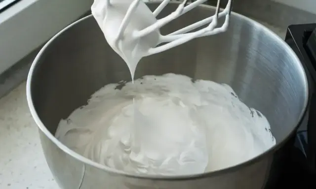 Ubita masa z mascarpone na sztywną pianę, gotowa do deseru.