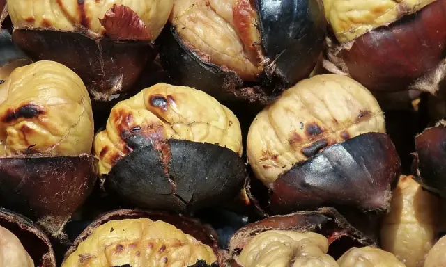 Castañas asadas en freidora de aire, con la piel oscura y la carne dorada y tierna. ¡Un placer otoñal!