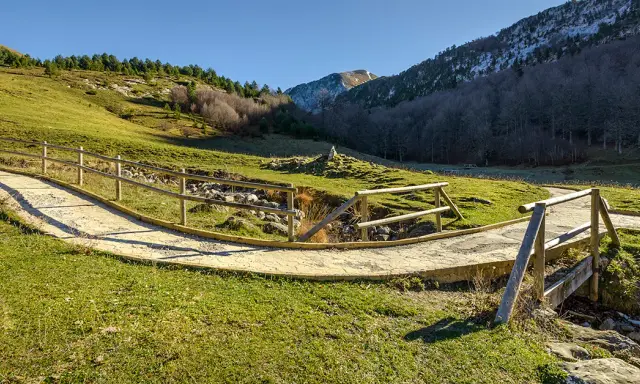 Palabras clave para paso accesible entre montañas en crucigramas