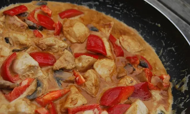 Enkel kyckling gryta med paprika och svamp i krämig sås. Ett perfekt kyckling recept enkelt för middagen.
