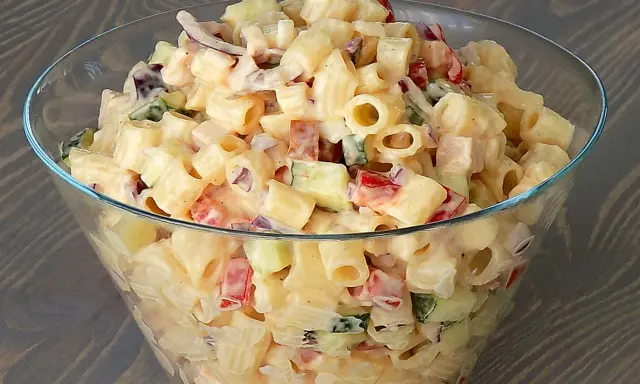Pyszna sałatka z makaronem, ogórkiem, papryką i cebulą w kremowym sosie. Idealna sałatka z makaronem na szybko.