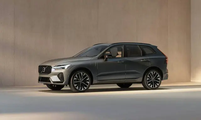El elegante Volvo XC60 2026, un SUV moderno en color gris oscuro, se exhibe con sus distintivas llantas y líneas aerodinámicas.