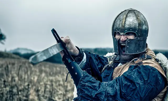 Ein wütender Krieger mit Helm und Schwert, bereit zum Kampf. Die Bedeutung eines Ritters zeigt sich in seinem Mut und seiner Entschlossenheit.