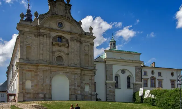 Barokowy zespół klasztorny na Świętym Krzyżu na Łysej Górze, z charakterystyczną architekturą i błękitnym niebem.