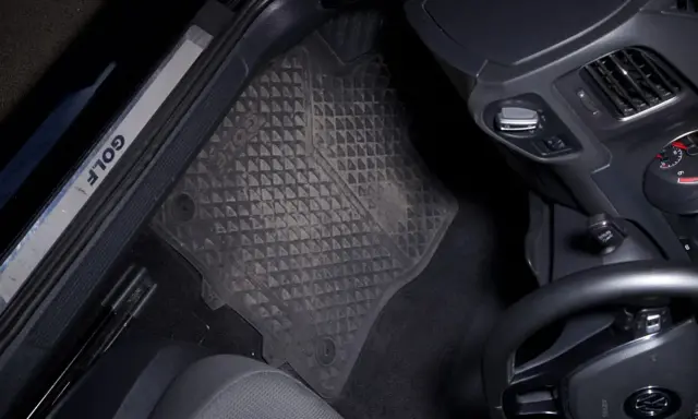 Fußmatte im Auto, um den Gummi-Geruch zu neutralisieren.