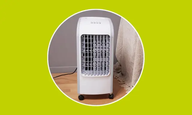 Climatizador evaporativo blanco con ruedas, ideal para entender como funciona un climatizador evaporativo y refrescar tu hogar.