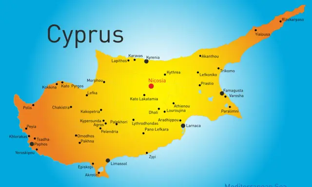 Mapa Cypru z zaznaczonymi miastami: Nikozja, Limassol, Larnaka, Famagusta. Gdzie jest Cypr? Na Morzu Śródziemnym.
