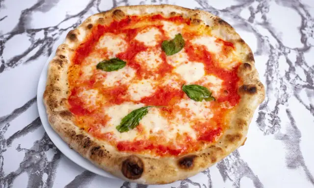 Pizza neapolitańska w domu? Autentyczny przepis i porady AVPN!