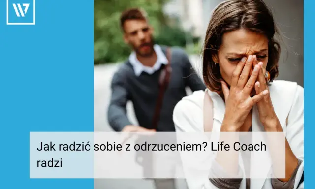 Kobieta płacze, zasłaniając twarz dłońmi. W tle widać oddalającego się mężczyznę. Jak sobie poradzić z odrzuceniem przez faceta? Life coach radzi.