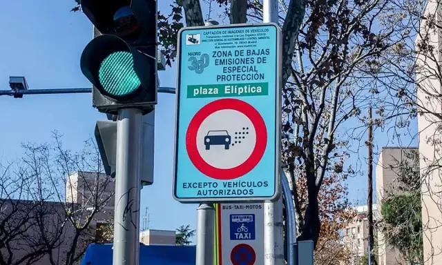 Señal de tráfico en una zona eco de Madrid, indicando "Zona de Bajas Emisiones de Especial Protección" en Plaza Elíptica.