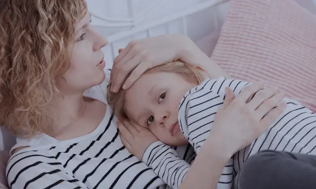 Samotna matka tuli swoje dziecko, które wtula się w jej ramię.