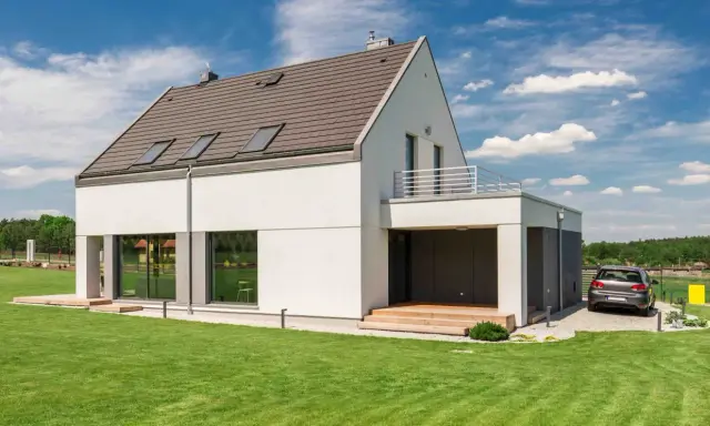 Modernes Haus mit großzügiger Dachterrasse, die viel Platz für Entspannung bietet. Die Traglast der Dachterrasse ist für viele Aktivitäten ausgelegt.