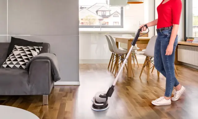 Jaki mop do paneli? Wybierz najlepszy i uniknij smug!