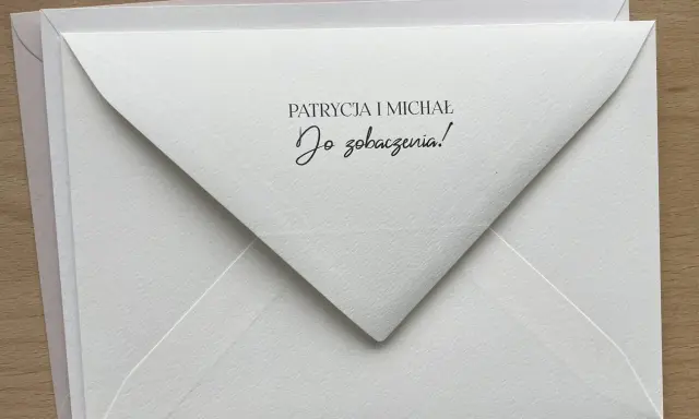 Biała koperta z napisem "PATRYCJA I MICHAŁ Do zobaczenia!". Idealna na zaproszenie lub kartkę urodzinową.