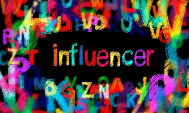 Kolorowe litery tworzą tło dla napisu "influencer". To jak zeamsone 5 influencerek tekst, pełen barw i przekazu.