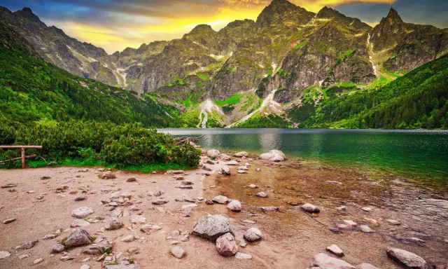Jezioro Morskie Oko, jedno z 10 najpiękniejszych miejsc w górach, otoczone skalistymi szczytami i zielonymi lasami.
