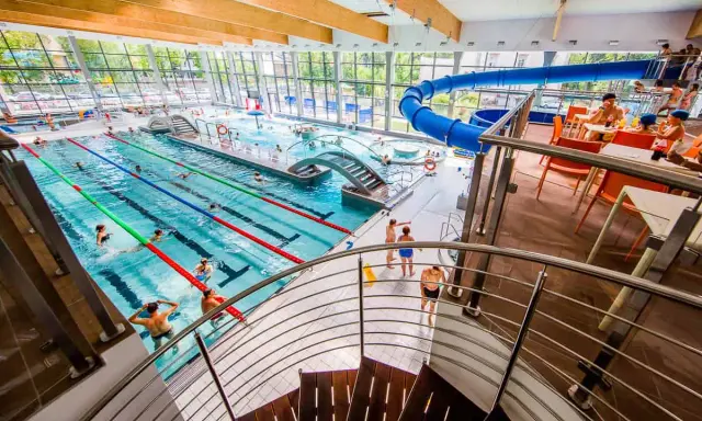 Basen z atrakcjami dla dzieci w Jeleniej Górze: zjeżdżalnia, basen sportowy i strefa relaksu.