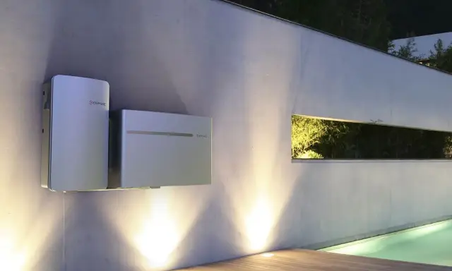 Två moderna batterienheter för solceller monterade på en vägg. Frågan om hur stort batteri till solceller behövs besvaras av dessa enheter.