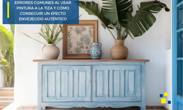 Mueble azul con efecto envejecido, resultado de una pintura a la tiza. Decorado con plantas y jarrones, muestra cómo lograr un acabado auténtico.